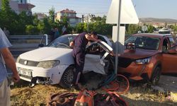Kontrolsüz kavşakta korkutan kaza: 3 yaralı