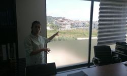 Sokaktaki araçtan açılan ateş iş yerinde paniğe neden oldu