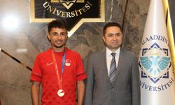 Tarihe geçen ALKÜ’lü sporcu Rektör Türkdoğan ile buluştu