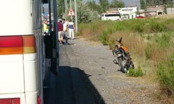 Servis otobüsünün önünden geçti, motosikletin altında kaldı