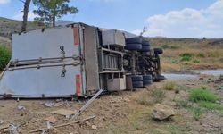 Yeni açılan Antalya-Konya karayolunda kamyon şarampole devrildi