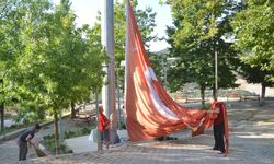 54 haneli mahallede 54 metrekarelik Türk bayrağı dalgalanıyor