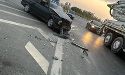 Alanya’da otomobil hafriyat kamyonuna çarptı: 1 yaralı
