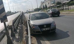 Kaza yapan motosiklete çarpmamak için çelik bariyerlere çarptı
