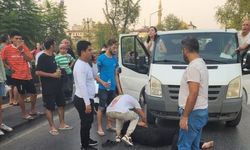 Yaralı yerde acı içerisinde yatarken, motosiklet sürücüsü kaçtı