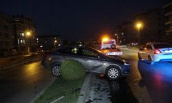 Virajı alamayan otomobil refüje çıkarak durabildi