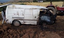 Kamyonet takla atıp alev aldı ! Sürücü son anda kurtuldu