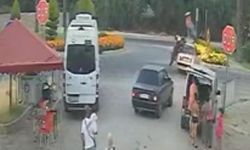 Alanya'da otomobile çarpan motosiklet sürücüsü takla attı!
