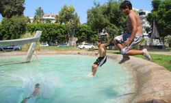 Çocuklar tehlikeli süs havuzunda serinlemeye çalıştı