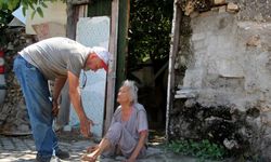 Yaşlı ve bakıma muhtaç komşusu için gözyaşlarına boğuldu