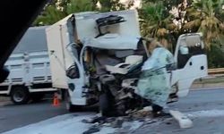 Alanya’da kamyonet otobüse çarptı: 1 ağır yaralı