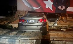 Alanya’da otomobil kaldırıma çarptı: 2 yaralı