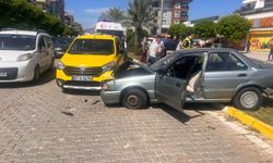 Alanya’da iki otomobil ve taksinin çarpıştığı kazada 2 kişi yaralandı