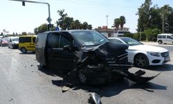 VİP tur aracı kırmızı ışıkta bekleyen araca çarptı: 6 yaralı