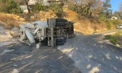 Alanya’da virajı alamayan çimento kamyonu devrildi: 1 yaralı