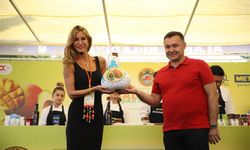 Tropikal Meyve Festivali’nde Çağla Şikel’e büyük ilgi