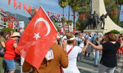 Alanya’da Cumhuriyet Bayramı’nı halay çekerek kutladılar