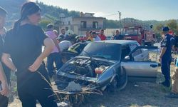 Alanya’da kontrolden çıkan otomobil refüje çıktı: 2 yaralı