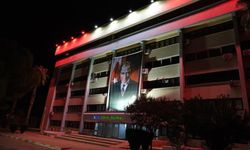 Antalya'da sokak lambaları kırmızı-beyaz aydınlatıyor