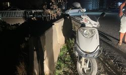Alkollü motosiklet sürücüsü bariyerlere çarptı