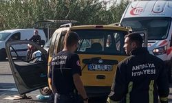 Alanya’nın komşusunda hafif ticari araç ile otomobil çarpıştı