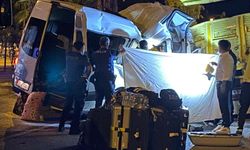 Turistleri taşıyan minibüs kamyona çarptı: 1 ölü, 10 yaralı