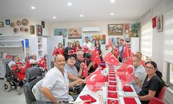 Başkan Yücel engelli bireylerle Türk bayrağı tablosu yaptı
