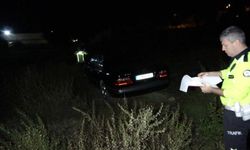 Otomobile çarpan araç, boş araziye saplanmış vaziyette sürücüsüz bulundu