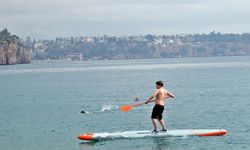 Sarı ve turuncu kodla uyarılan Antalya’da deniz keyfi