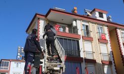 Tahliye memurlarını kapısında görünce bıçak ve satırla direndi