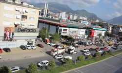 Alanya’da düğün konvoyuna katılan kamyon vatandaşları çileden çıkardı