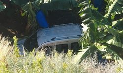 Alanya’da muz bahçesine devrilen araçta sürücü ağır yaralandı