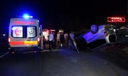 Alanya'nın komşusunda iki otomobile çarpan hafif ticari araç  ters döndü
