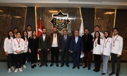 Ödül alan öğrencilerden rektöre ziyaret