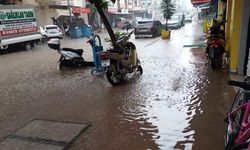 Kumluca’da sağanak yağmur taşkınlara sebep oldu