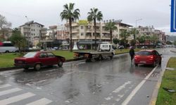 Kırmızı ışıkta geçen araca böyle çarptı