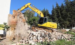 Dinek Mahallesi’ndeki metruk bina yıkıldı