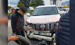 Alanya’da kamyonet ile motosiklet çarpıştı! 1 yaralı