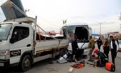 Personel taşıyan midibüs ile kamyonet çarpıştı: 9 kişi yaralı