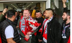 Sergen Yalçın'ı Antalya'da yönetim ve taraftarlar karşıladı