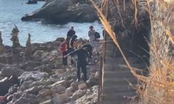 Alanya’da deniz manzarası izlerken kayalıklardan düştü 