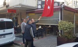 Alanya’da Türk bayrağını bıçakla kesen şahıs, güvenlik kameralarına yakalandı