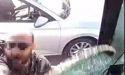 Bu kadarı da pes!  Alanya'da otobüse saldırıp yumrukla camını patlattı