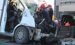 Minibüs park halindeki TIR'a ok gibi saplandı: 1 ölü, 1 yaralı