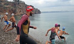 Triatloncular kirliliğe ‘dur’ demek için denize girdiler