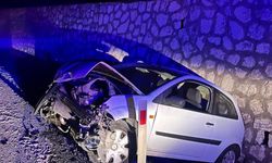 Alanya'nın komşusunda otomobil istinat duvarına çarptı