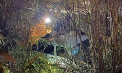 Otomobil dere yatağına uçtu! Yardıma koşanlar kazayı bulmaca gibi çözmeye çalıştı