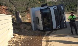 Alanya'da korkutan kaza: Taş yüklü kamyon yan yattı