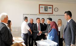 Başkan Yücel, sandık görevlileri oy kullanan vatandaşları ziyaret etti