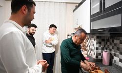Başkan Böcek sahurunu öğrencilerle yaptı